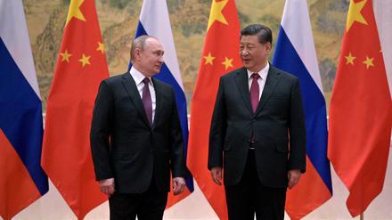 Russland Präsident Putin mit Chinas starkem Mann Xi Jinping am 4. Februar 2022 in Peking 