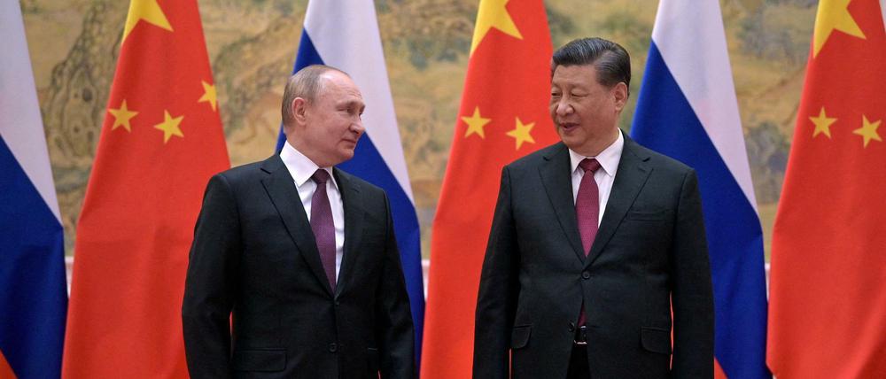 Russland Präsident Putin mit Chinas starkem Mann Xi Jinping am 4. Februar 2022 in Peking 