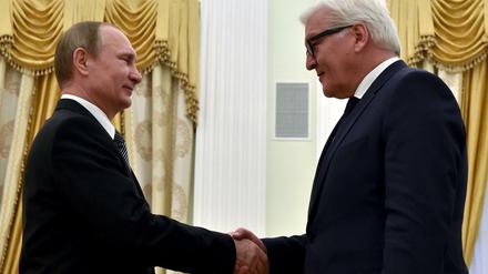 Außenminister Frank-Walter Steinmeier (rechts) besucht in Moskau den russischen Präsidenten Wladimir Putin. 