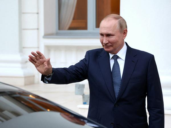 Russland Präsident Wladimir Putin verabschiedet den türkischen Präsidenten Recep Tayyip Erdogan. 