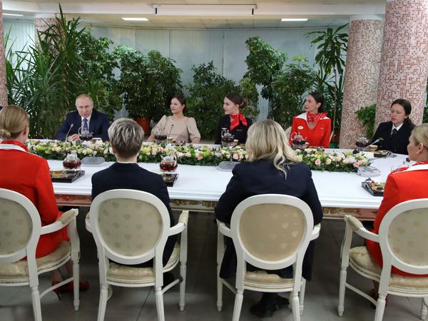 Wladimir Putin bei einem Essen mit Aeroflot-Stewardessen am Samstag.