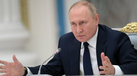 Wladimir Putin spricht während eines Treffens mit Regierungsmitgliedern.