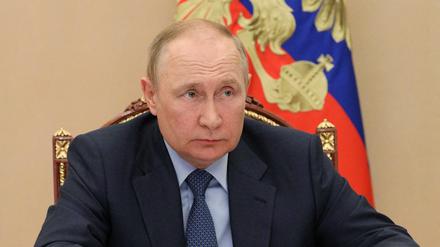 Wladimir Putin leitet eine Sitzung mit Regierungsmitgliedern per Videolink im Kreml.