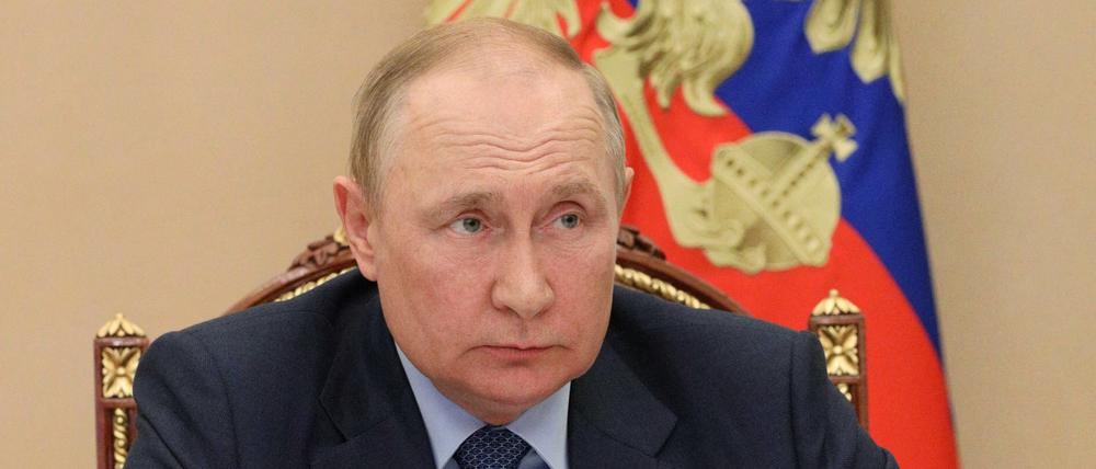 Wladimir Putin leitet eine Sitzung mit Regierungsmitgliedern per Videolink im Kreml.