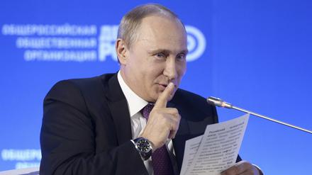 Präsident Wladimir Putin hatte das Gesetz am Samstag unterzeichnet.