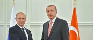Putin (l.) und Erdogan (Archivfoto) haben einen Waffendeal abgeschlossen, der im Westen nicht gut ankommt.