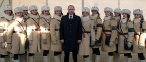Gedenken in Stalingrad: Russlands Präsident Putin mit Soldatinnen 