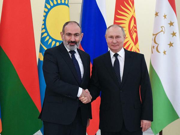 Traum von einem Gegenbündnis auf Augenhöhe mit dem Westen: Wladimir Putin und Armeniens Regierungschef Nikol Pashinyan beim Gipfel der Gemeinschaft Unabhängiger Staaten am Dienstag in St. Petersburg. 