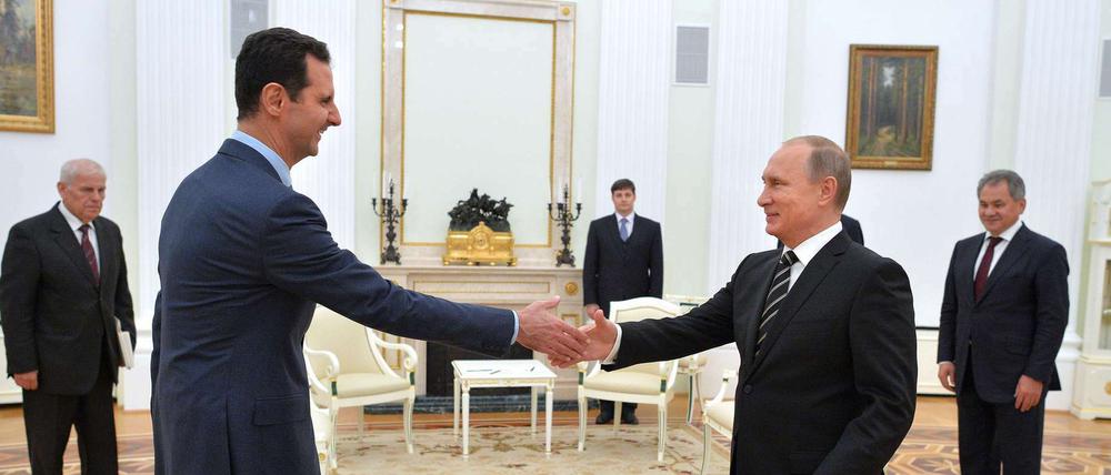 Waffenfreunde in Moskau: Der syrische Präsident Baschar al-Assad wird von Wladimir Putin begrüßt. 