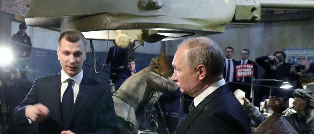 Russlands Präsident Wladimir Putin besuchte am Samstag in St. Petersburg eine Ausstellung über den Zweiten Weltkrieg. 