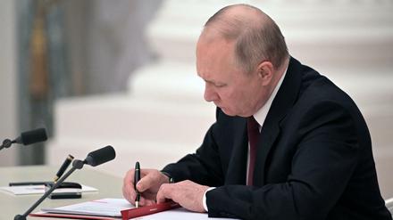 Putin unterschrieb am Montag das Dekret, das die „Volksrepubliken“ Donezk und Luhansk für unabhängig erklärt