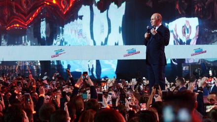 Russlands Präsident Wladimir Putin bei einem Wahlkampfauftritt vor russischen Jungwählern, die ähnlich konservativ denken wie ihre Eltern.
