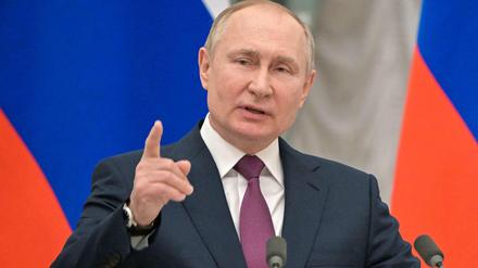 Präsident Wladimir Putin nimmt an einer russischen Militärübung am Samstag teil.