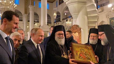 Das von der syrischen Nachrichtenagentur veröffentlichte Foto zeigt Putin und Assad beim Besuch einer Kathedrale in Damaskus. 