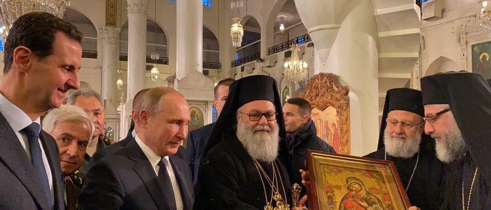 Das von der syrischen Nachrichtenagentur veröffentlichte Foto zeigt Putin und Assad beim Besuch einer Kathedrale in Damaskus. 