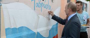 Zeichen setzen. Bei einer Veranstaltung mit Jugendlichen auf der Krim verewigte Outin sich auf einer bemalten Mauer.