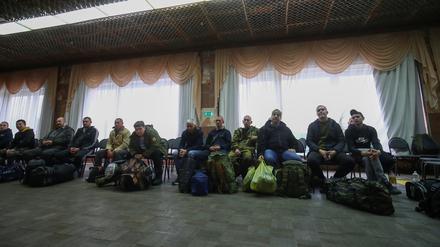 Russische Reservisten an einem Sammelpunkt im Rahmen einer Teilmobilisierung von Truppen zur Unterstützung der militärischen Kampagne des Landes in der Ukraine (Symbolbild)