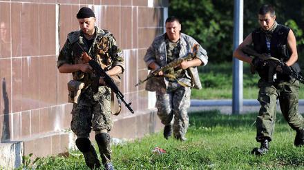 Angriff. Prorussische Kämpfer an einem ihrer Kontrollposten in der Nähe der Stadt Slowjansk.
