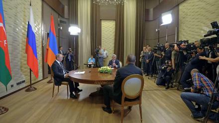 Russlands Präsident Wladimir Putin (links), Armeniens Staatschef Sersh Sargsjan (Mitte) und dessen aserbaidschanischer Amtskollege Ilham Alijew bei ihrem Teffen in Sotschi. 