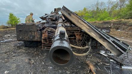 Ein zerstörter russischer Panzer in der Region Charkiw