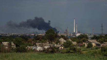 Rauch über der umkämpften Stadt Sjewjerodonezk und dem Chemiewerk 