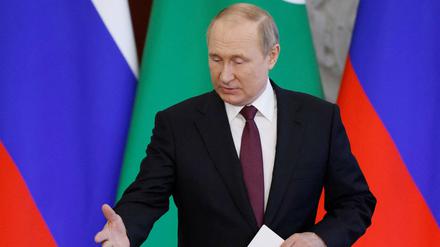 Der russische Präsident Wladimir Putin spricht während einer Konferenz mit dem Präsidenten von Turkmenistan.