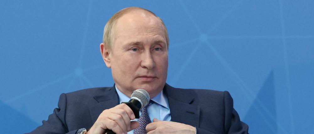 Russlands Präsident Wladimir Putin nimmt an einem Treffen mit russischen Jungunternehmern und Fachleuten im Vorfeld des Internationalen Wirtschaftsforums in St. Petersburg am 9. Juni 2022 in Moskau, Russland, teil.