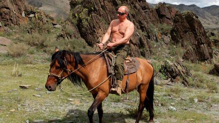 Der russische Präsident Wladimir Putin reitet auf einem Pferd in Südsibirien. 