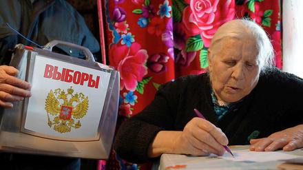 Eine Frau gibt in Boreschino, 40 Kilometer entfernt von Smolensk, ihre Stimme ab. 109 Millionen Russen waren am Sonntag aufgefordert einen neuen Präsidenten zu wählen. 