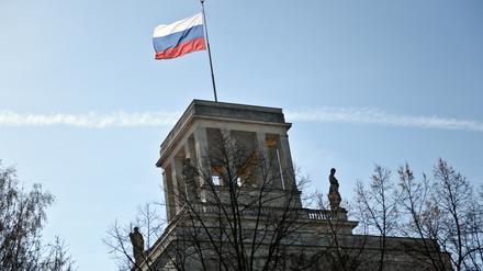 Die russische Flagge weht auf dem Gebäude der russischen Botschaft in Berlin. (Archivbild)