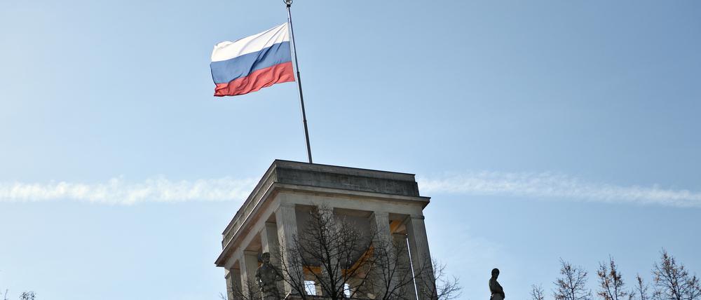 Die russische Flagge weht auf dem Gebäude der russischen Botschaft in Berlin. (Archivbild)