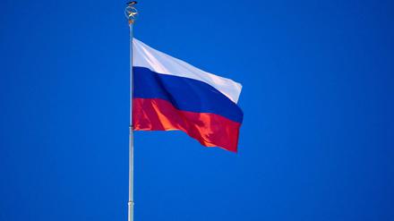 Auf der Russischen Botschaft in Berlin weht eine Flagge der Russischen Föderation. 
