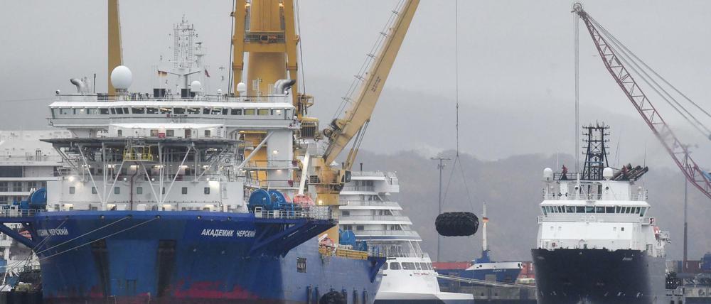 Das russische Verlegeschiff „Akademik Tscherski“ liegt derzeit im Hafen Mukran bei Sassnitz. Es wird dort für den Einsatz beim Bau der Pipeline Nord Stream 2 vorbereitet. 