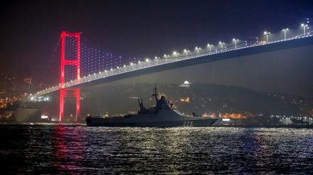 Ein Schiff der russischen Marine im Bosporus