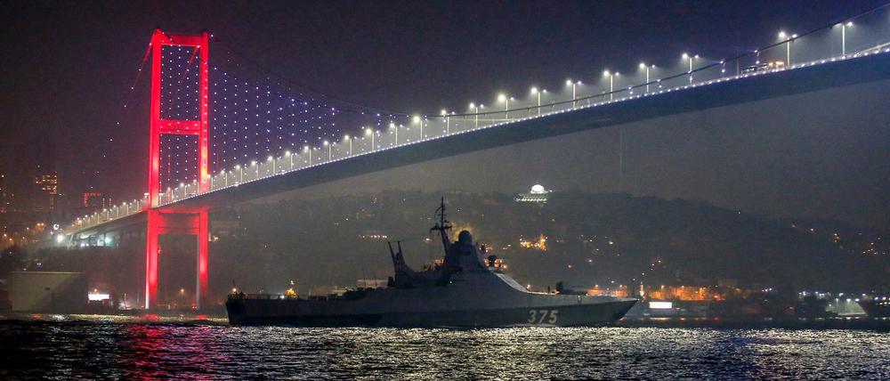 Ein Schiff der russischen Marine im Bosporus