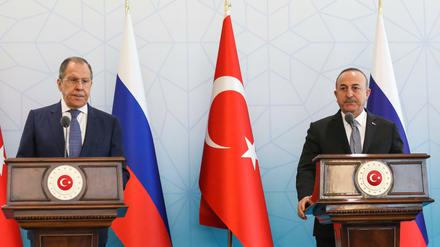 Helfer in der Not? Russlands Außenminister Sergej Lawrow (l.), und sein türkischer Amtskollege Mevlüt Cavusoglu während ihrer Pressekonferenz in Ankara.