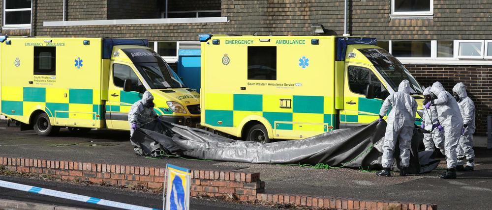 Ermittler in Gasmasken untersuchen einen Krankenwagen auf Spuren von Nervengift an einer Wartungsstation in Harnham nahe Salisbury.