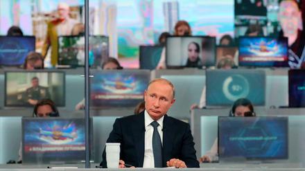 Wladimir Putin, Präsident von Russland, beantwortet bei der jährlichen TV-Show «Direkter Draht» die Fragen von Bürgern.