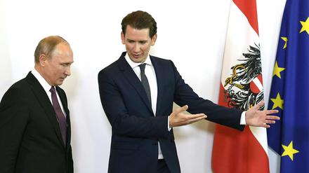 Österreichs Bundeskanzler Sebastian Kurz (r) sucht den Dialog mit Wladimir Putin.