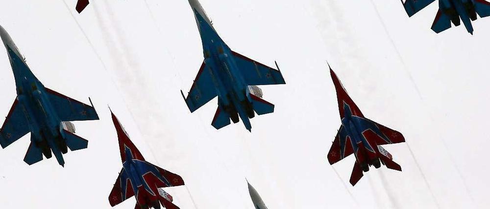 Russische Kampfflugzeuge bei einer Parade auf der Krim. Die Osteuropa-Experten sehen Russland als Aggressor im Ukraine-Konflikt.