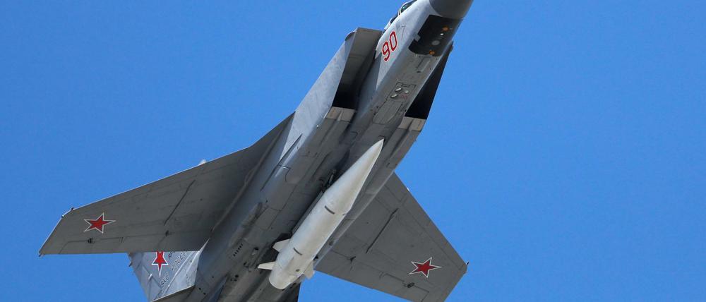 Ein Mikoyan MiG-31 Abfangjäger der russischen Luftwaffe fliegt bei der russischen Militärparade beladen mit einer Kinschal.