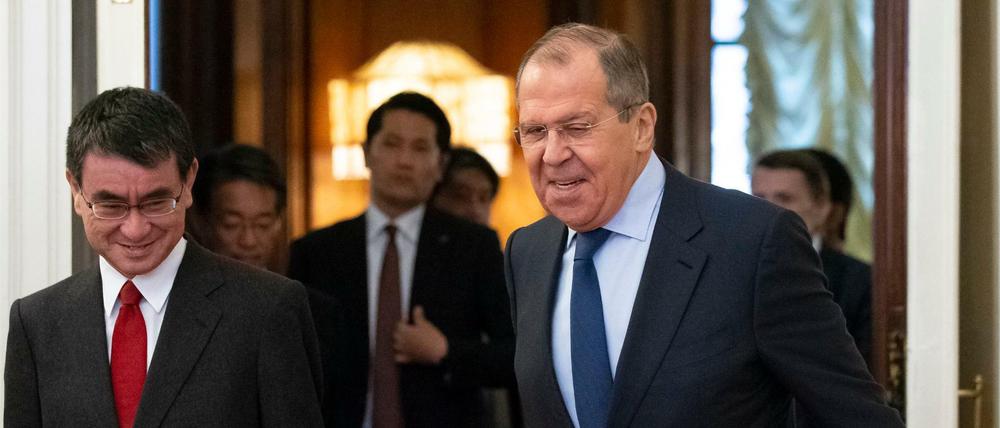 Sergei Lawrow und Taro Kono, die Außenminister Russlands und Japans, verhandeln über den Friedensvertrag. 