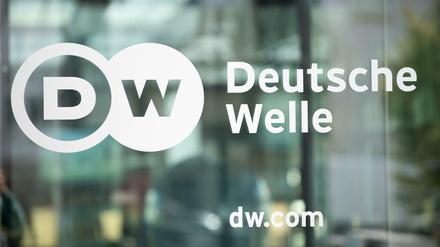 Logo der Deutschen Welle an einer Bürotür (Archivbild) 