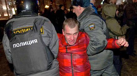 Bei Protesten nach der Präsidentschaftswahl in Russland wurden mehrere hundert Demonstranten festgenommen, die gegen den Wahlerfolg von Wladimir Putin auf die Straße gegangen waren. Die Demonstranten beklagen Wahlfälschungen.