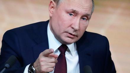 Der russische Präsident Wladimir Putin gestikuliert während seiner jährlichen Pressekonferenz.