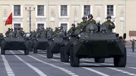 Russische Truppen üben für eine Militärparade in St. Petersburg.