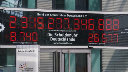 Blick auf die sogenannte Schuldenuhr, die am Eingang vom Bund der Steuerzahler in Berlin hängt.