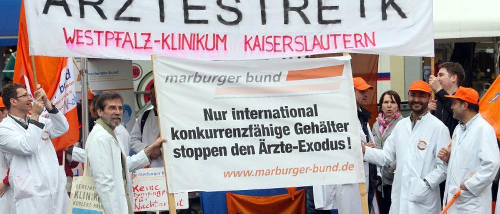 Protestierende Ärzte des Marburger Bundes.