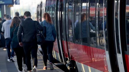 Auf dem Hauptbahnhof kommen Reisende mit der S-Bahn aus Warnemünde an. In der Zeit des 9-Euro-Tickets hat die Zahl der Reisenden im Nahverkehr deutlich zugenommen.