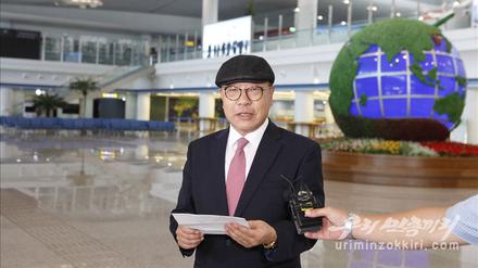 Dieses Foto der offiziellen nordkoreanischen Propaganda-Website „Uriminzokkiri“ zeigt Choe In Guk bei seiner Ankunft auf dem Flughafen von Pjöngjang in Nordkorea.